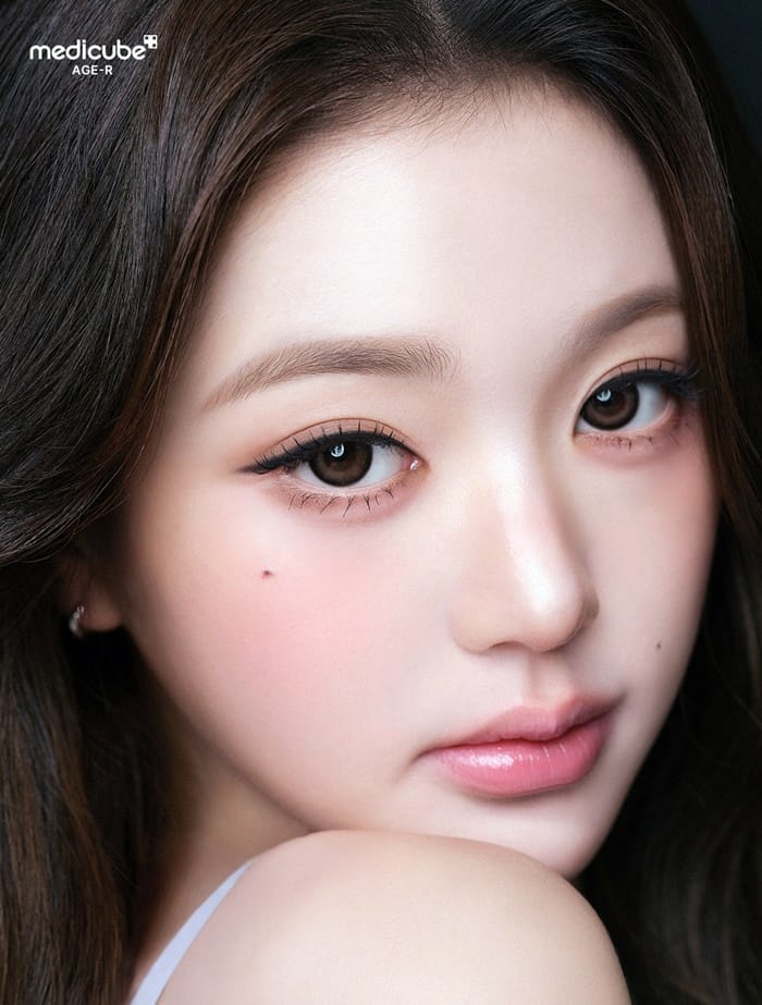 Jang Wonyoung holding the Medicube AGE-R Booster Pro X2 for K-beauty skincare routine