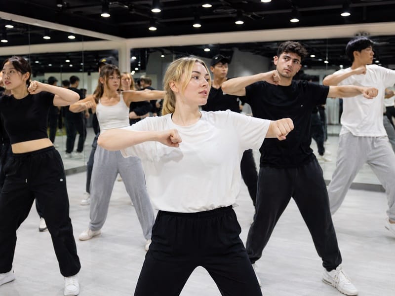 Active K-culture experiences Seoul - K-pop dance class for international fans