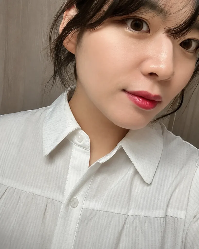 rom&nd Juicy Lasting Tint 19 Summer Scent lip look on face